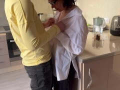 Молодые парни трахнули жену друга влажные дырочки и обкончали её лицо, двойное проникновение - Screenshot 1 of 16 - 3 Some