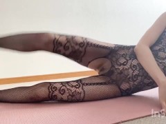 エロ下着着けてストレッチしてたらマンコぐちょぐちょにになってオナニー止まらなくなった変態淫乱人妻 - Screenshot 1 of 16 - Amateur