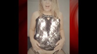 Танцы и прослушивание музыки. Моя киска высунулась, бритая и толстая. Тебе нравится, когда я тебя дразню.