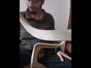 Vídeo do Modelo Na Cadeira Fazendo Xixi