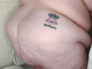 Watching my stepmother showing and masturbate_with the shower head.