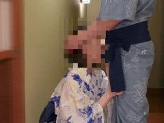 温泉旅館　廊下でイチャイチャするカップル