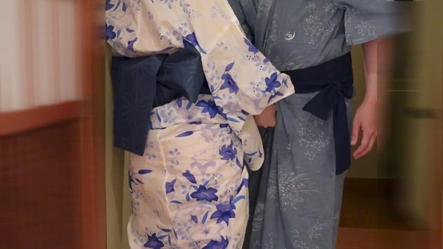 温泉旅館　廊下でイチャイチャするカップル