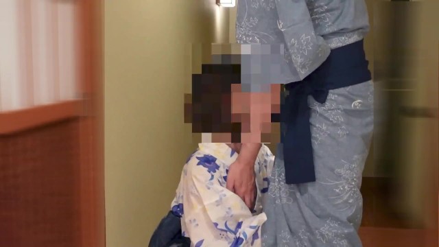 温泉旅館　廊下でイチャイチャするカップル