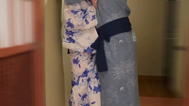 温泉旅館　廊下でイチャイチャするカップル