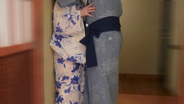 温泉旅館　廊下でイチャイチャするカップル