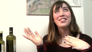 Amateurschülerin aus den USA masturbiert mit einem Dildo