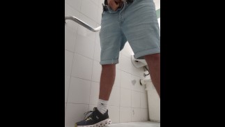 Wichsen an der öffentlichen Toilette viel Sperma