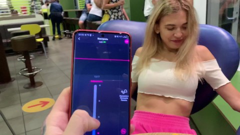 Boyfrend controleert mijn orgasmes met Lovense (LUSH) in het openbaar - McDonald's Kiev