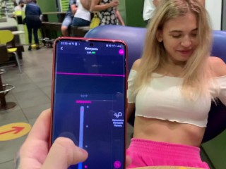 Boyfrend Controleert Mijn Orgasmes Met Lovense (LUSH) in Het Openbaar - McDonald's Kiev