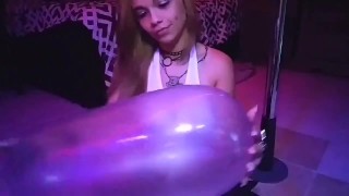 Blonde sopla condón con uñas