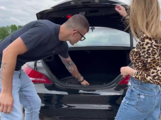 POV Car Sex: Ragazza Italiana Compra Un'auto Usata e Si Scopa Il Venditore. Dialoghi in Italiano