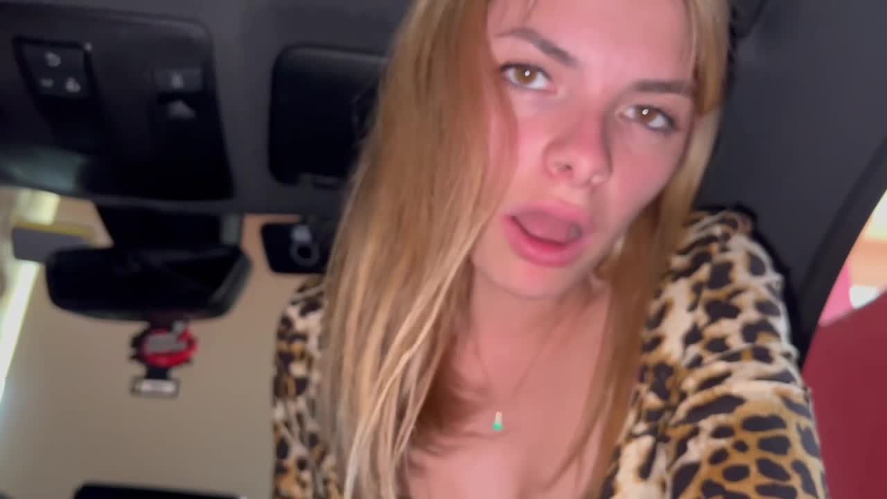 Pov Car sex: Ragazza italiana compra unauto usata e si scopa il venditore.  Dialoghi in italiano
