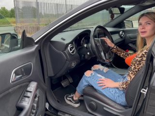 Pov Car sex: Ragazza italiana compra un'auto usata e si scopa il venditore. Dialoghi in italiano