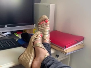 Fetichismo De Pies / Escucha a La Secretaria En Tacones