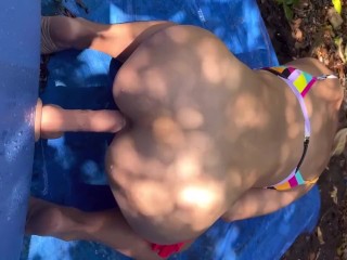 ЭлизабетАнон скачет на 8-дюймовом члене на открытом воздухе, заставляя себя кончить!