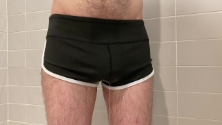 Plas & sperma shorts in badkuip