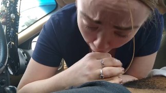 La fille du patron me fait une pipe 