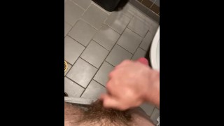 Thick twink polla Cums en el baño de trabajo