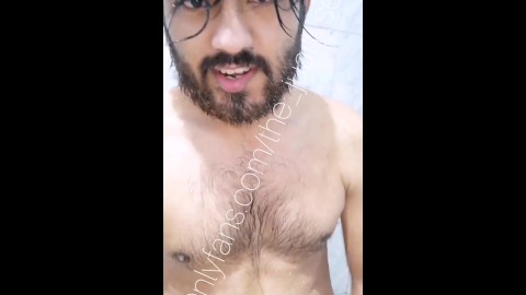 Un garçon latin chaud se masturbe richement dans la douche de son ami OF The_Juan_sex