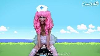 Camsoda - Косплей Далилы Дэй в роли медсестры Джой из секс-машины Pokémon Rides