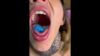 Die sexy Riesin Ashley isst Gummibärchen in deiner Nähe