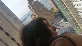 POV Sexo público en la ventana del hotel en la ciudad de Nueva York