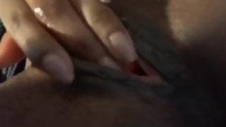 Buceta molhada de dedos de ébano com tesão