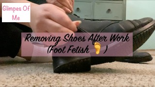 Quitando zapatos después del trabajo (fetiche de pies) - GlimpesOfMe