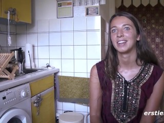 Ersties: Une étudiante Tanja Doigte SA Chatte Poilue