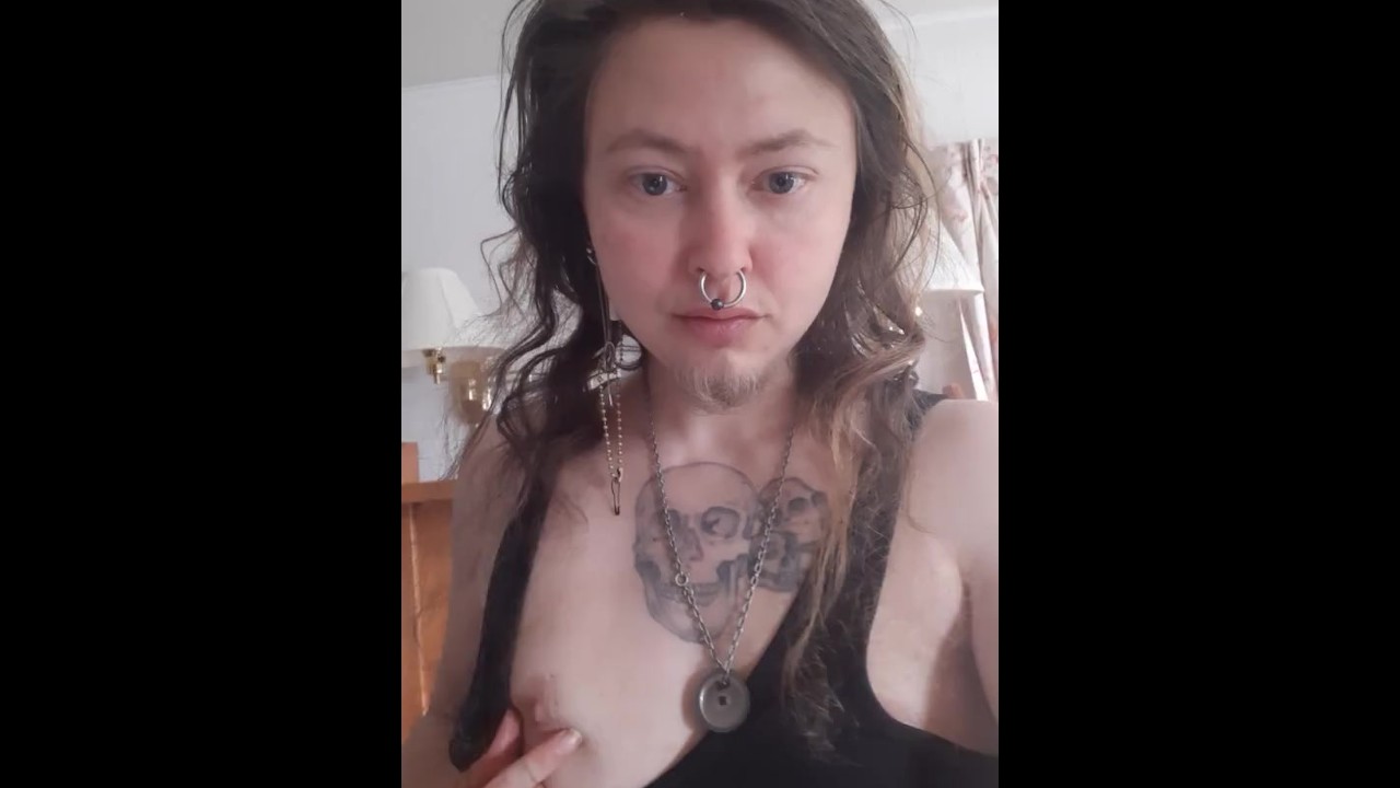 乳首ピアス 露出乳首　引っ張る　GIF 乳首を引っ張るだけ - Pornhub.com