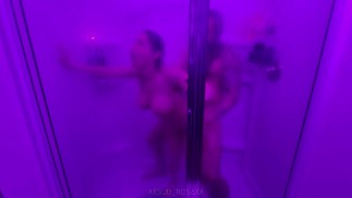Petite salope aux gros seins se fait manipuler par une grosse bite
