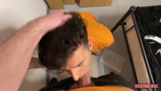 Мой партнер трахает меня на работе