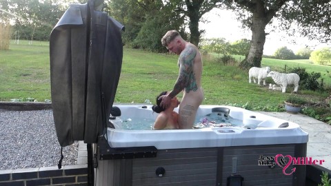 sexe en plein air passionné dans le bain à remous le week-end coquin