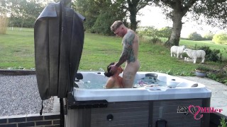 sexo apasionado al aire libre en la bañera de hidromasaje en fin de semana travieso