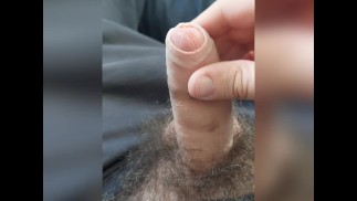 坚硬的未切割的鸡巴揉搓直到它射精！