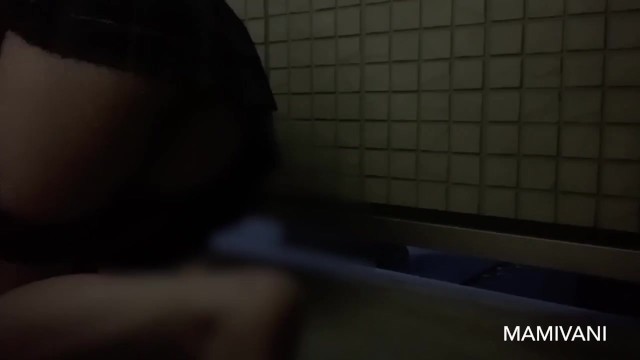 【素人日本人】ベランダで露出オナニーして潮吹きする変態女子高校生【】