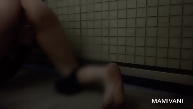 【素人日本人】ベランダで露出オナニーして潮吹きする変態女子高校生【】