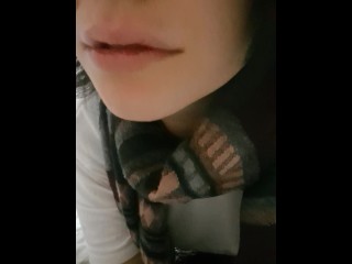 Я чувствую запах своей игрушки после ее использования и запихиваю ее глубоко в горло