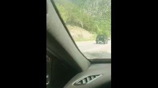 Masturbando no carro em uma rua movimentada durante minha viagem 