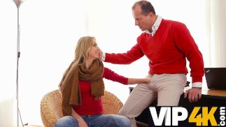 VIP4K. Einer kleinbusigen russischen Nachbarin zu helfen bedeutet, sie zu penetrieren