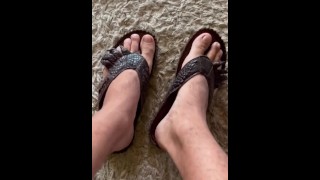 Ochtend voeten in gator sandalen