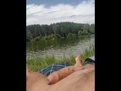 Nackt am See. Angler auf dem Boot