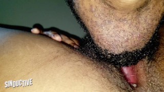 👅 Lutte barbu bandit suce gros clitoris humide 💦