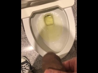 しまむらのトイレの個室で放尿しました。