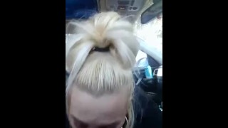 Prostituée Blonde Sexy Ramassée Pour Une Bouchée De Sperme