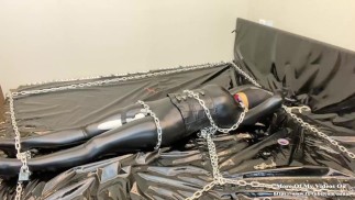 bondage in metallo e gioco di cappa zentai