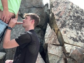 Rockの登山家に会い、彼はBee Cameoで私のお尻をコンドームをつけないで叩いた
