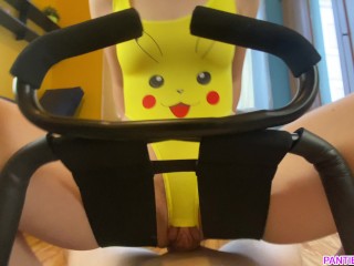 Hermanastra me Monta En Una Silla Sexual Disfrazada De Pikachu y Recibe Una Carga De Semen