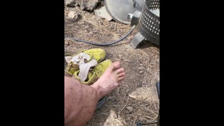 Entrenador Silver Fox limpia sus pies después de un largo día de senderismo